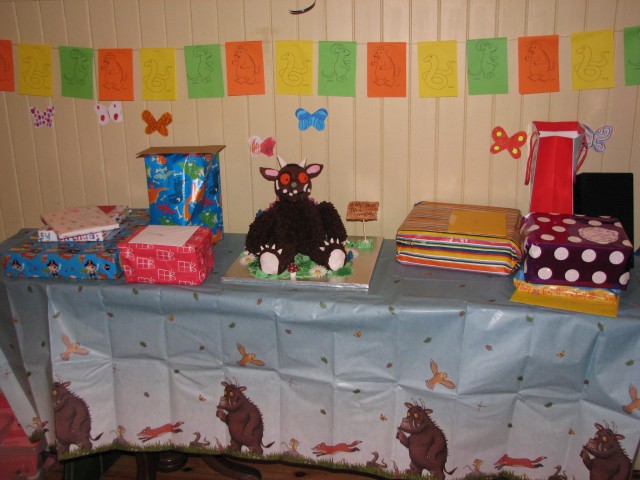 www.toddlebabes.co.uk, gruffalo party, gruffalo decorations, gruffalo cake